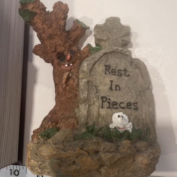 NWT & Vintage Set of Heavy Resin Cat figure, Tombstone, and “Casting Spells” box - Picture 4 of 6